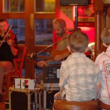 هوليداي إن كيلارني كيلارني